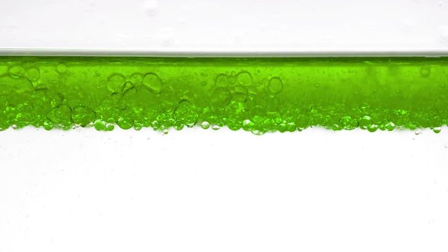 liquido oleoso colorato a contatto con acqua provoca forme astratte