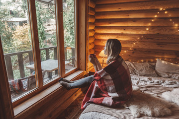 Cozy winter weekend in log cabin - obrazy, fototapety, plakaty