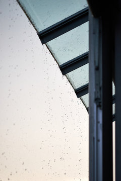 regen tropft von glasdach mit dof an einem regentag
