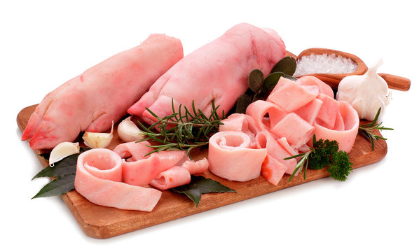 Carne di maiale su tagliere di legno