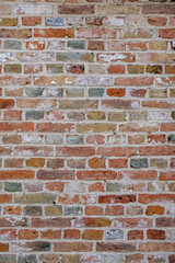 Ziegelwand, Mauer aus Backsteinen mit bunten farbigen Ziegelsteinen, rot, grün, grau, braun im Sommer in Brügge, Belgien, rote Wand Textur, als Hintergrund.
