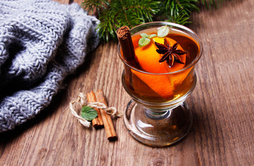 Glühwein Getränke mit Sternanis, stern und orange