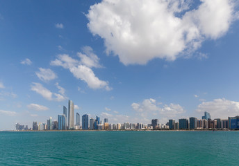 Naklejka premium Abu Dhabi skyline on a bright sunny day