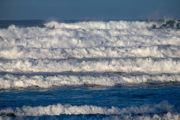 Obraz premium Rows of waves on shore