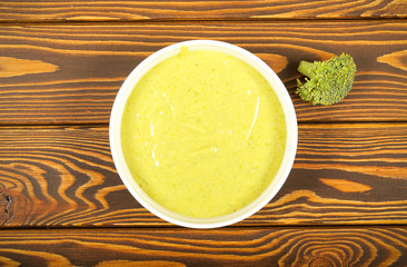 суп пюре из картофеля и брокколи стоит на столе  