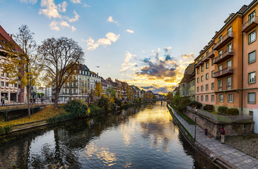 Obraz premium Beautiful colorful sunset in autumnal Strasbourg, cityscape