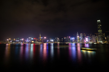 Obraz na płótnie Canvas Hong Kong Skyline at night with a shio in the foreground
