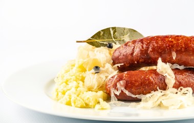 sauerkraut mit mettwürstchen