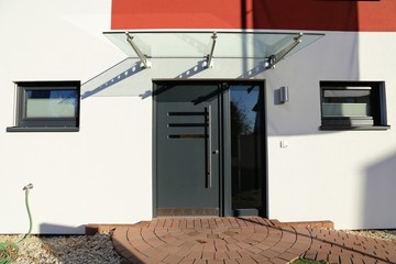 Moderne Haustür mit Vordach aus Glas