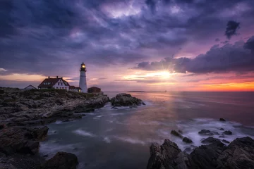  Zonneschijn breekt door donkere wolken bij Portland Head Lighthouse in Maine © Michael