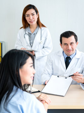 Team of doctor explain resault to patient