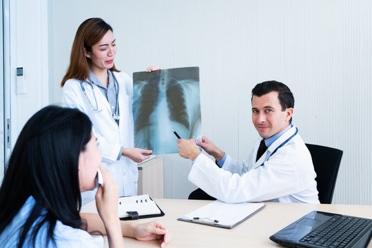 doctor explain about x-ray resault to female patient
