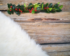 Weihnachtsdekoration aus Ästen und Beeren der Stechpalme (Ilex). Sie weihnachtlichen Pflanzen...