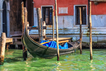 Fototapeta na wymiar Pier for a gondola on the doorstep in Venice