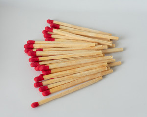 Streichhölzer auf hellem Hintergrund