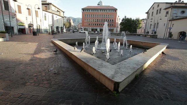 Piazza con fontana