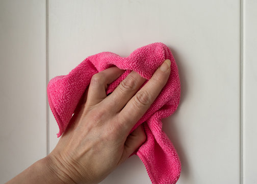 Hand beim reinigen von Fliesen im Badezimmer