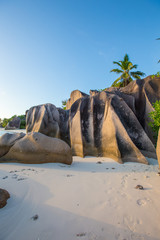 Traum Strand mit Felsen und Palmen, La Dique, Anse Source D'argent, Seychellen