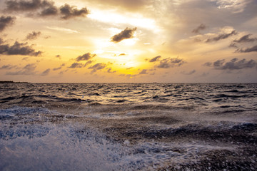 Obraz premium amazing sunrise in the middle of the sea in the Maldives