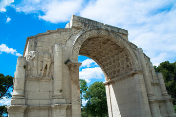Obraz premium The Triumphal Arch on the ancient Roman archaelogical site of Glanum near the town of St Remy de Provence, France
