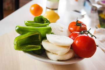 Peperoni cipolle e pomodori freschi