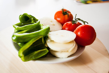 Peperoni cipolle e pomodori freschi