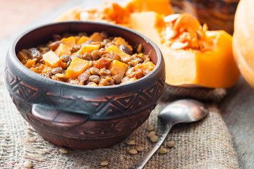 Spicy curry with green lentils, pumpkin and raisins