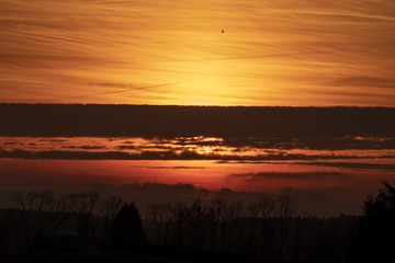Obraz premium Sonnenuntergang mit bedeckter Sonne