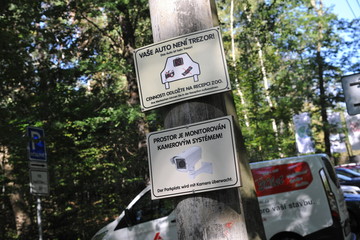 CZ Schild Hinweis parkplatz Videoüberwachung und achtung diebe