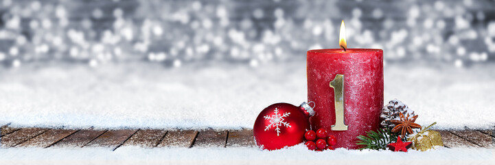 Erster Advent schnee panorama Kerze mit Zahl dekoriert weihnachten Aventszeit holz hintergrund lichter bokeh / first sunday advent - obrazy, fototapety, plakaty
