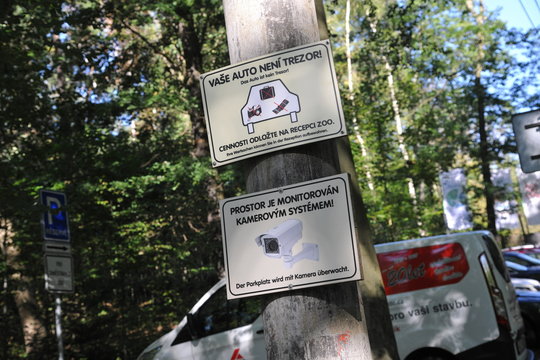 CZ Schild Hinweis parkplatz Video&uuml;berwachung und achtung diebe