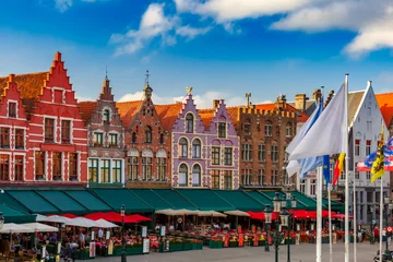 Deurstickers Typische Vlaamse gekleurde huizen op de Grote Markt of het Marktplein in het centrum van Brugge, België © Kavalenkava
