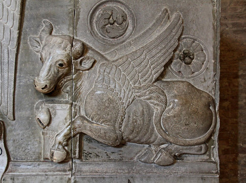 toro alato simbolo dell'evangelista Luca. Rilievo del pulpito in marmo della pieve di Santa Maria in Castello, detta la Sagra; Carpi