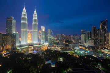 Fototapeta premium Kuala Lumpur skyline and skyscraper at night in Kuala Lumpur, Malaysia.
