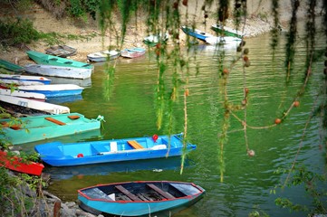 Łodzie nad jeziorem © Marta