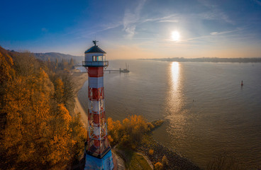 Sonnenaufgang in Hamburg mit Leuchtturm - obrazy, fototapety, plakaty