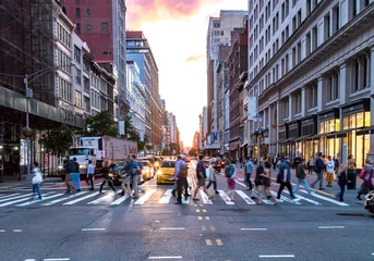 Crédence de cuisine en verre imprimé TAXI de new york NEW YORK CITY - JUIN 2018 : Des foules de personnes diverses traversent l& 39 intersection achalandée de la 23e Rue et de la 5e Avenue à Manhattan avec la circulation aux heures de pointe en arrière-plan.