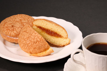 パインジャムブッセとコーヒー
