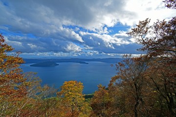 Fototapeta na wymiar 十和田湖の秋の情景