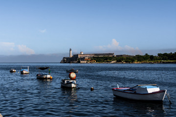Fototapeta na wymiar Las lanchas están paradas en la entrada de la bahía de la Habana.