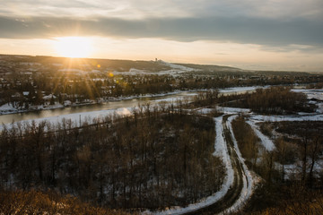 Obraz premium The sun setting over the horizon on a snowy evening in Calgary