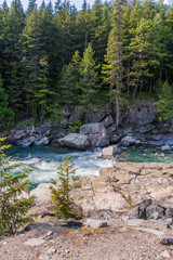 Fototapeta premium Falująca woda nad skałami w Glacier National Park w północnej Montanie