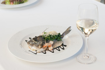 fish with vegetables and white wine