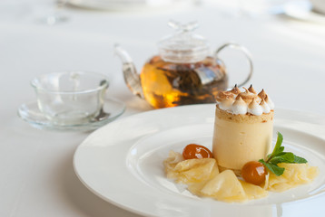 Mango souffle with fresh meringue and pineapple