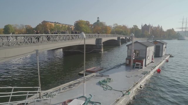 21051_A_floating_ledge_on_the_river_in_Stockholm_Sweden.mov