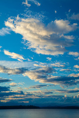 Obraz premium A seascape background with an interesting sky full of clouds