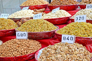 The market sale nuts grapes on a counter
