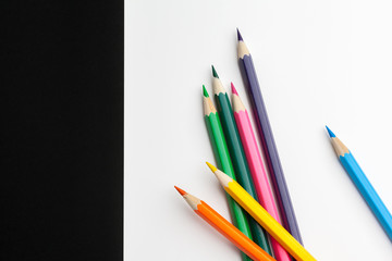 The difference between black and white color pencils