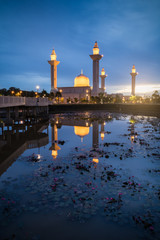 Fototapeta premium Meczet Bukit Jelutong podczas wschodu słońca