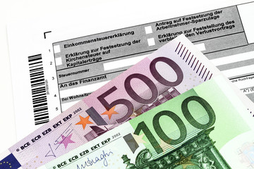 Steuererklärung Formular mit Banknoten